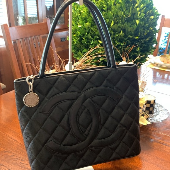 CHANEL Cavair medallion tote Excellent Condition - Picture 11 of 11